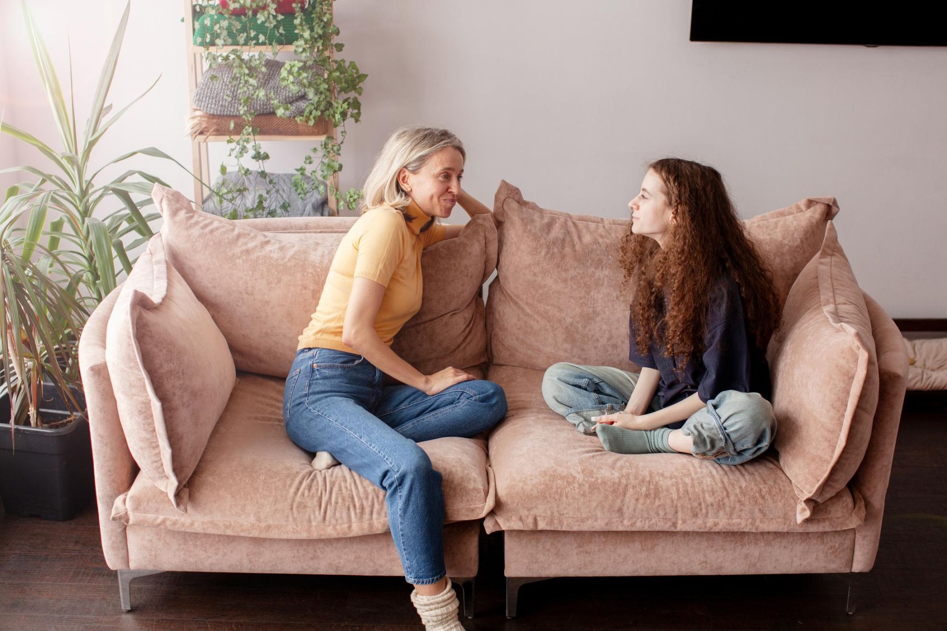 Ouder en kind samen op de bank